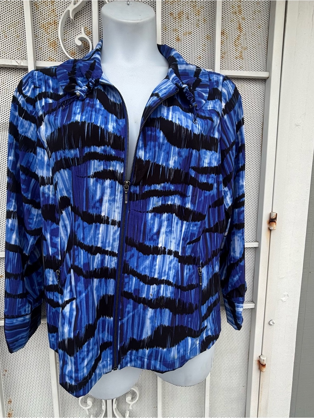 Zenergy Chico’s L (2) Blue Abstract stripes. Zip Jacket Stretch Lightweight